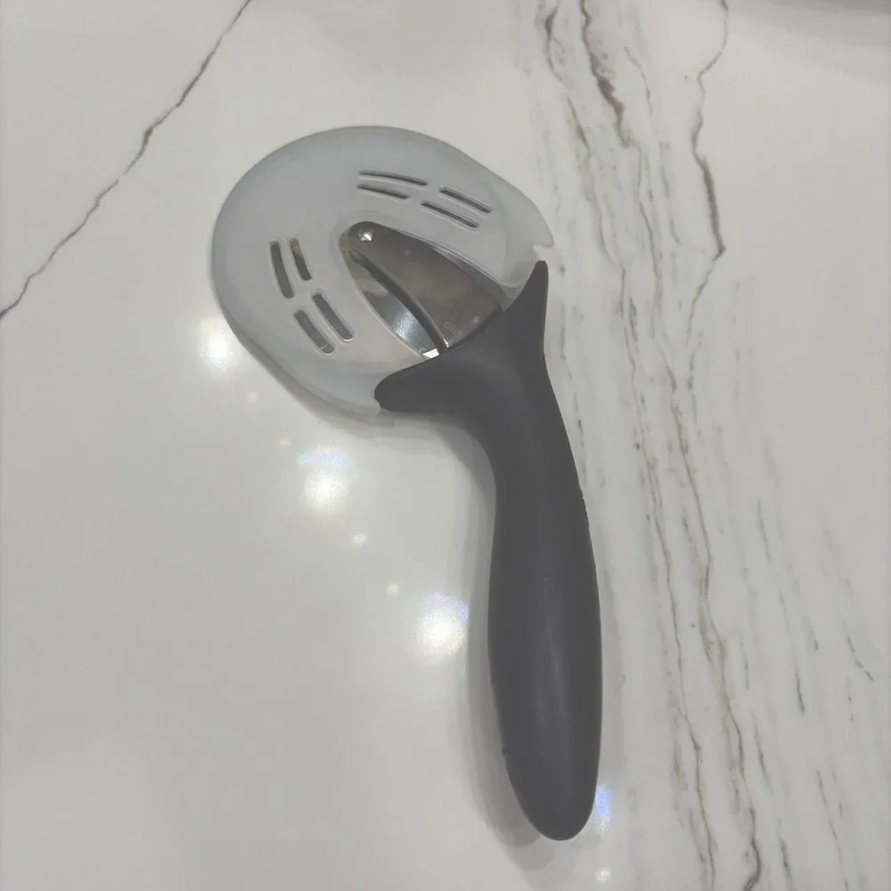 The Pampered Chef Stainless Steel Pizza & Crust Cutter With Blade Cover #1303